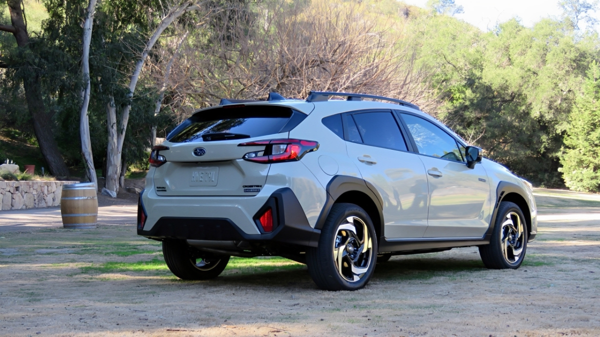 2026 Crosstrek vs 2026 HR-V: Better for City Weekends and Tight Parking?