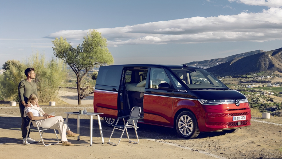 When a Minivan Starts Making More Sense Than a 3‑Row SUV (2026)