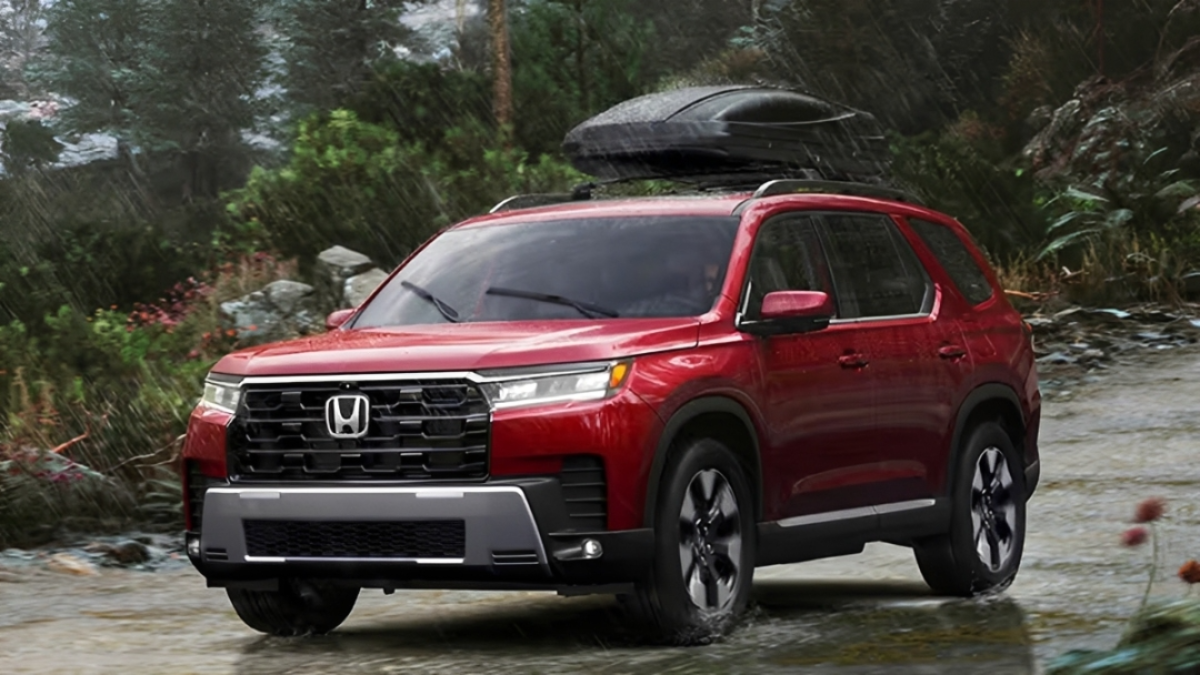 2026 Highlander Hybrid vs. 2026 Honda Pilot: Which 3-Row SUV Fits Weekend Trips Better?