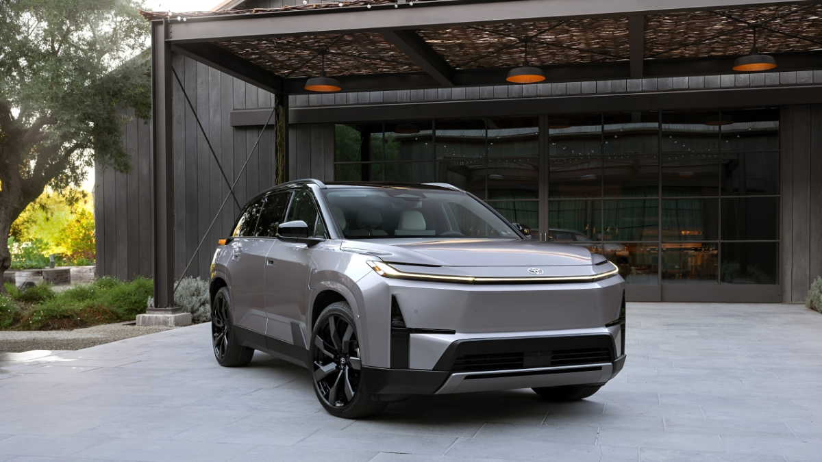 2026 Highlander Hybrid vs. 2026 Honda Pilot: Which 3-Row SUV Fits Weekend Trips Better?