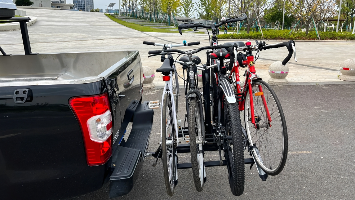 The "Sag" Effect: 4 Bikes on a Hitch Rack and Why Your Crossover Steers Differently at 70 MPH